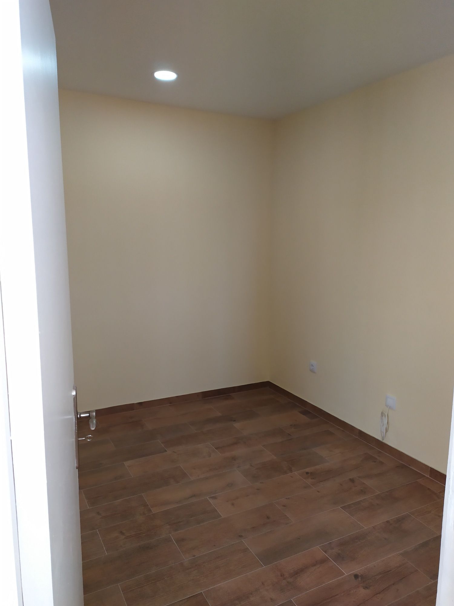 Vendo apartamento T2+1, com casa T0 separada