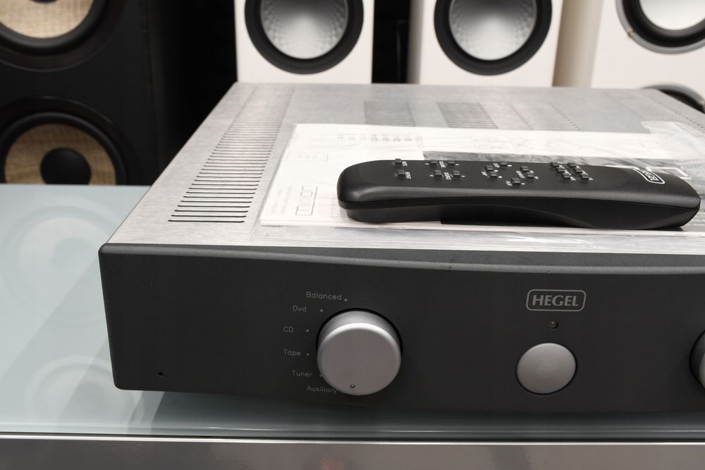 Zadbany wzmacniacz stereo Hegel H1 z XLR + pilot