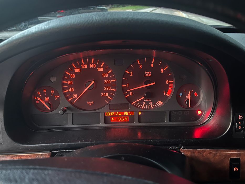 Продам BMW Series 5 e 39 чорного кольору. Автомат.Терміновий продаж!