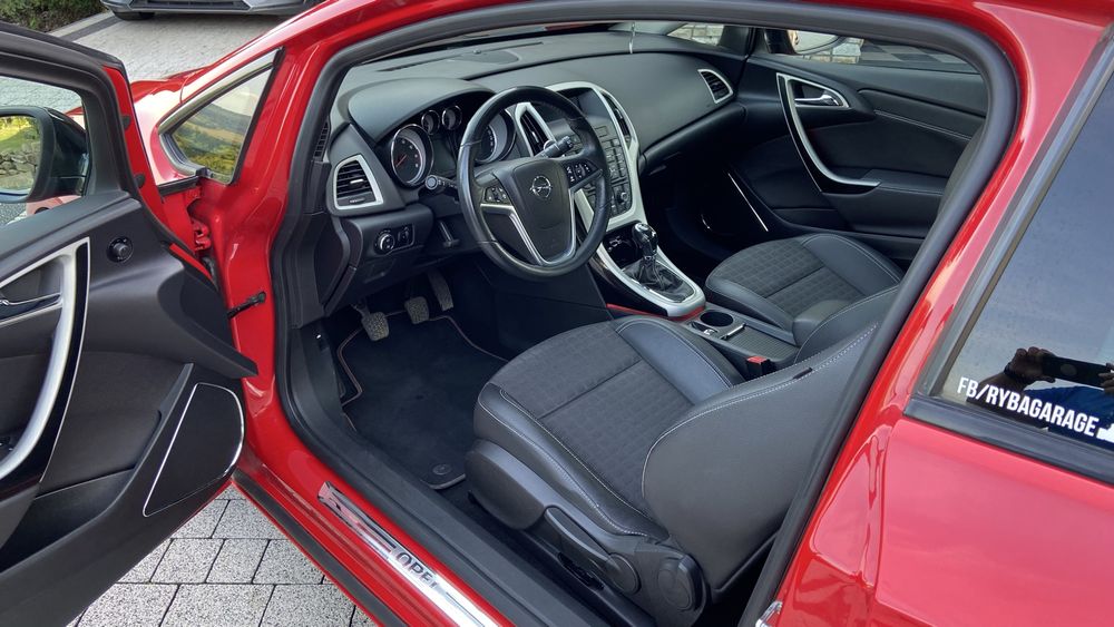 Opel Astra J GTC 2011 r. 1.6 T 212 km