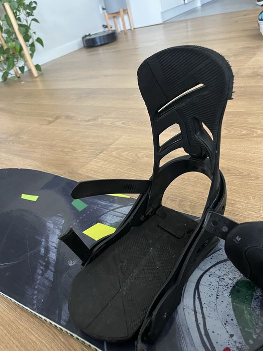 Deska snowboardowa GNU Carbon Credit Asym 153 cm, wiązania Burton