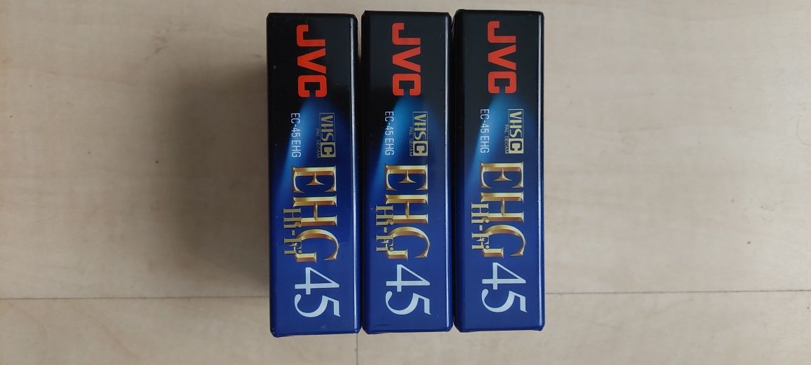 Nowe kasety JVS Compact VHS w 2 pakach