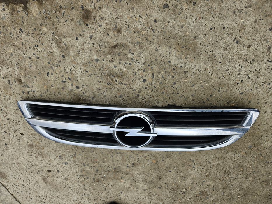 Решітка капоту радіатора Опель Зафіра А рестайл Opel Zafira A решетка