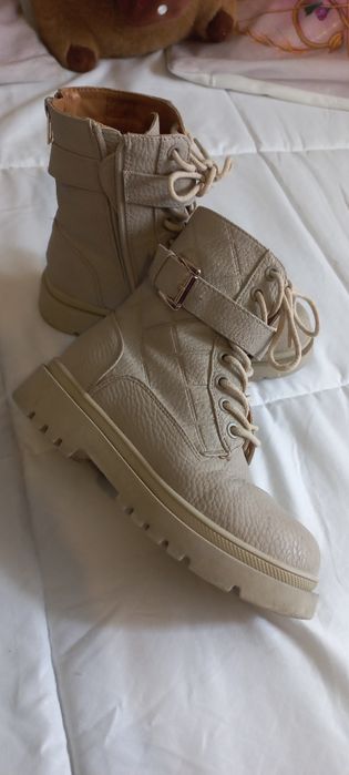 Botas 32 beje com detalhe dourado