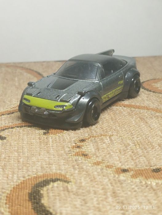 Машина Hot Wheels Mazda Miata mx 5