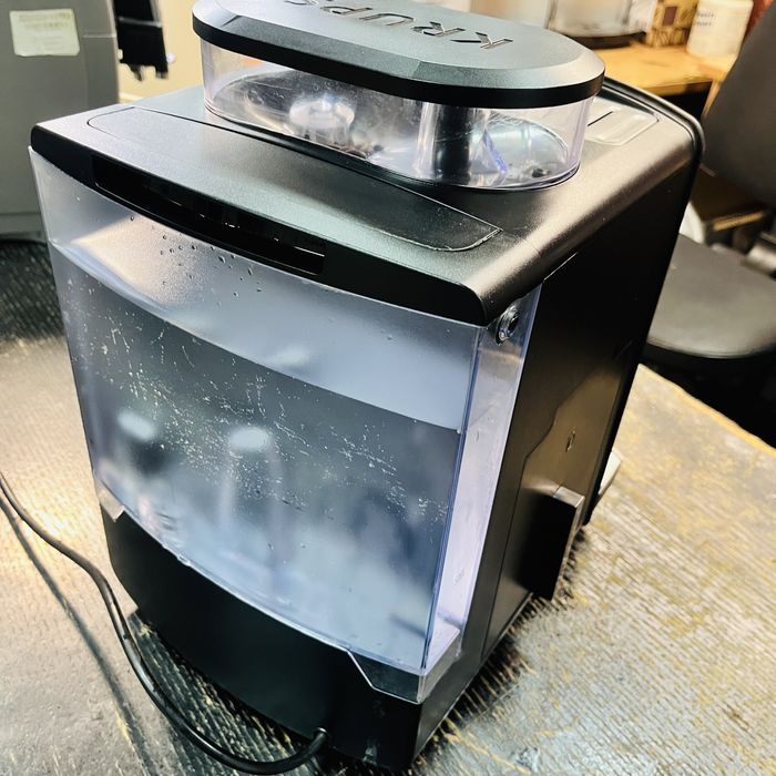 Krups EA829 стан нової кавомашини , з гарантією