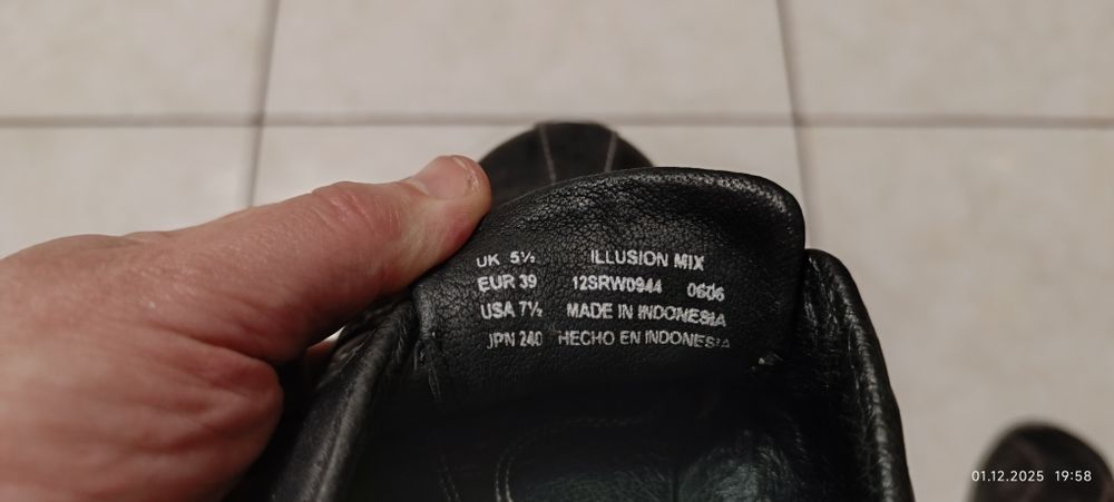 Кросівки унісекс.