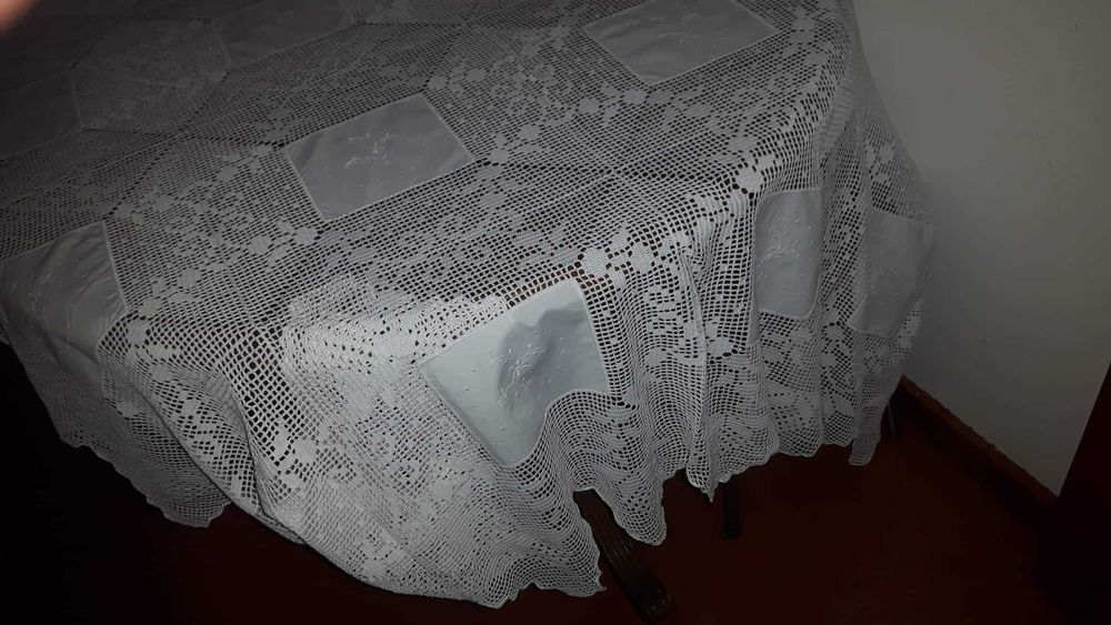 Toalha de mesa em linho e croché feita a mão