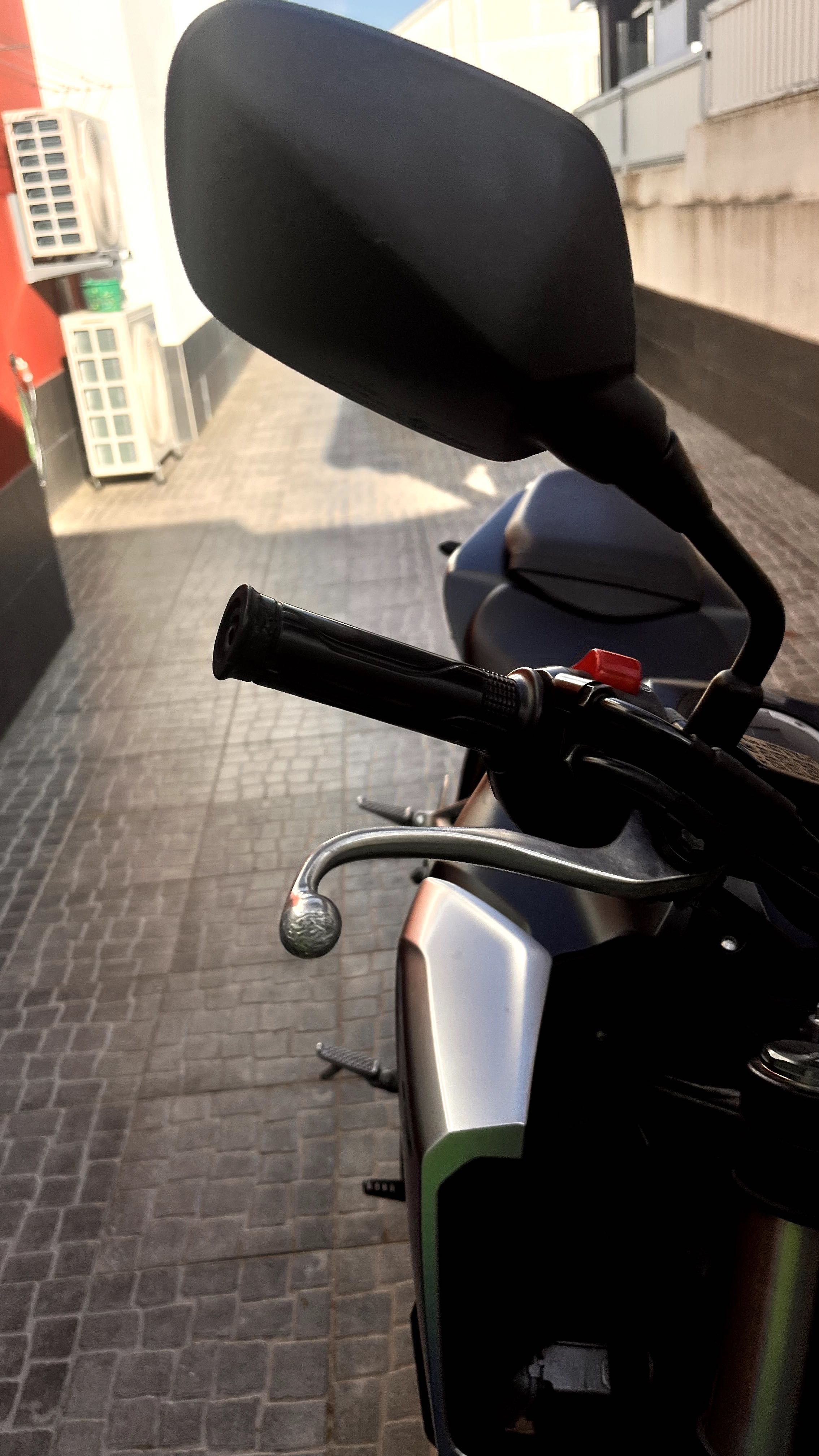 Honda CB125R Preta e cinza
