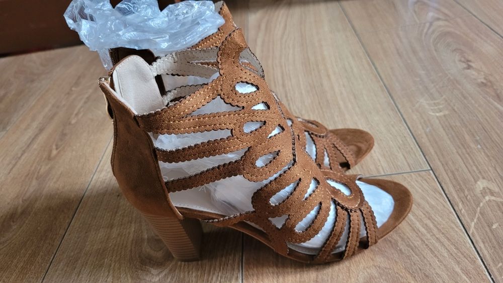Sandały na słupku roz 40