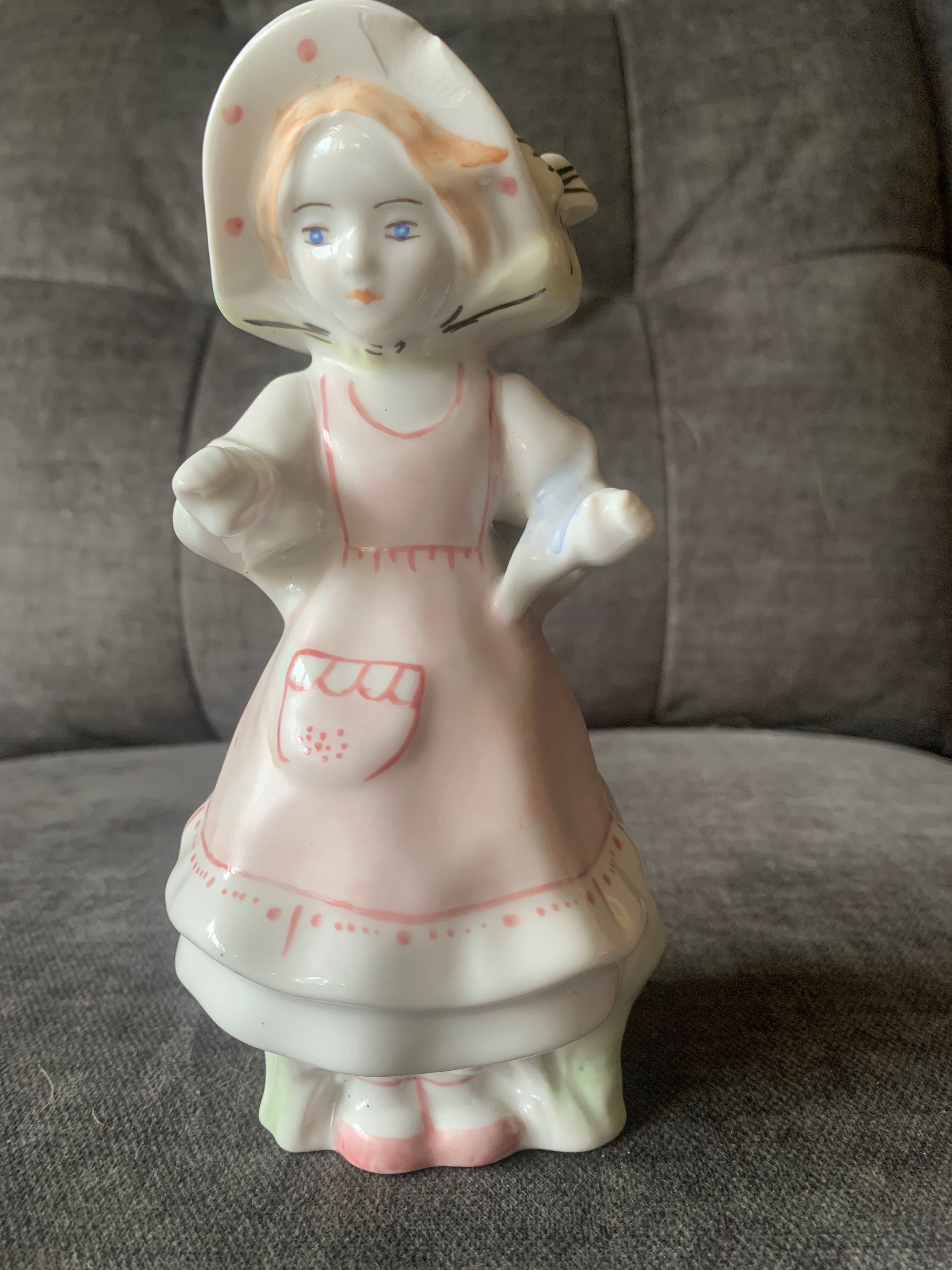 Stara figurka porcelanowa Dziewczynka w kapeluszu 17 cm