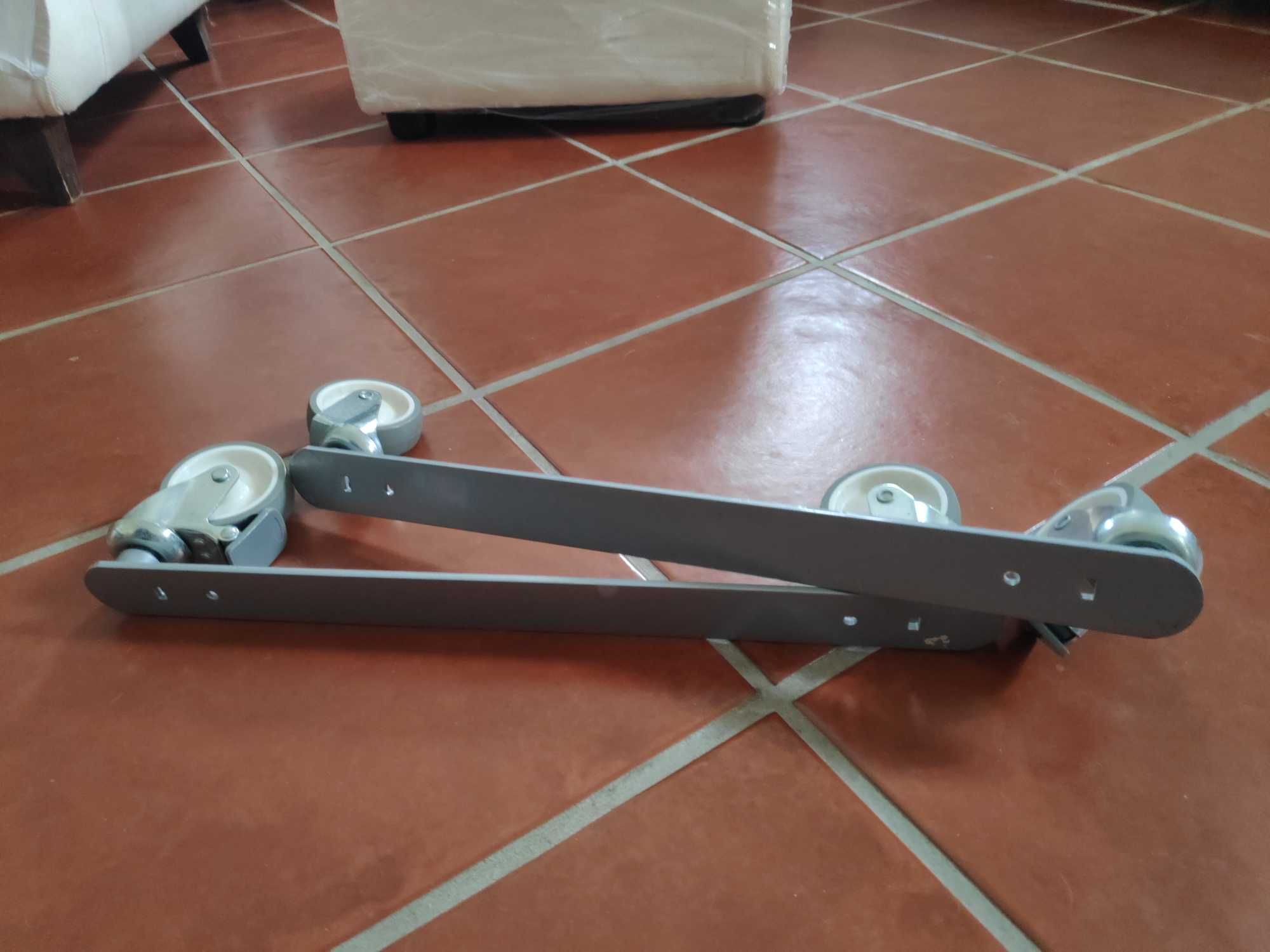 Suportes com rodas para estantes EXPEDIT ou KALLAX, como novos