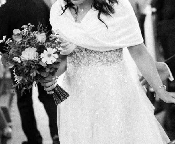 Etola okrycie ślubne ecru na krzyż z dodatkowymi rękawami Kulunove