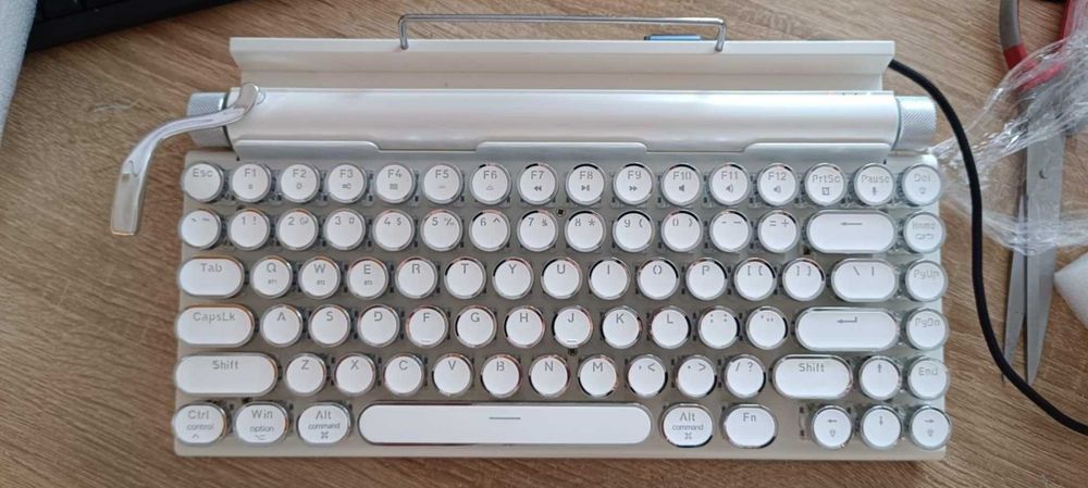 Klawiatura w stylu retro podświetlana