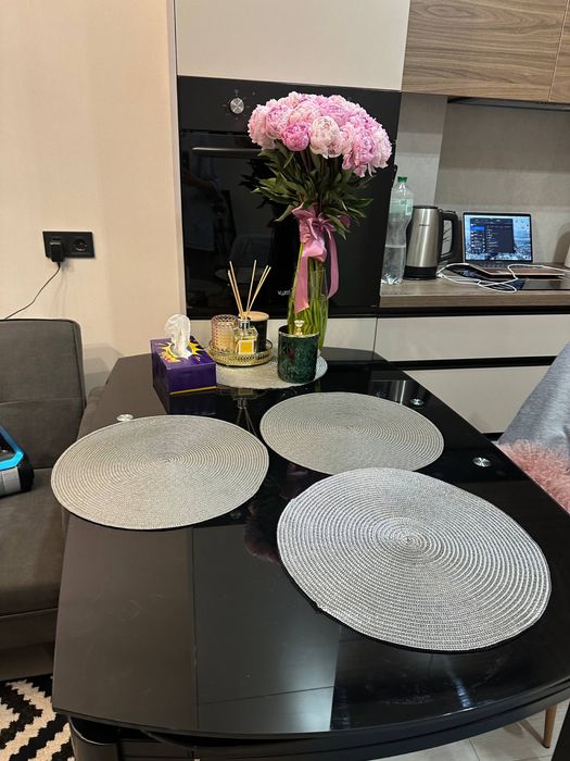 Стол раздвежной, удобный, чорный .