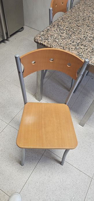 Mesa de cozinha em inox e pedra marmore e cadeiras