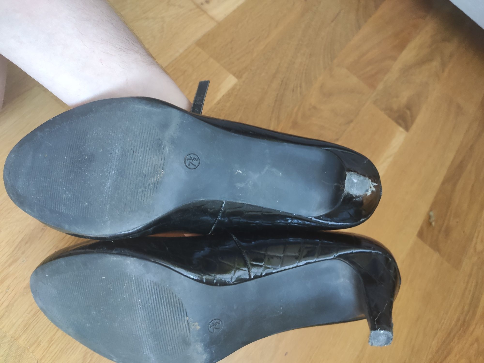 Buty lakierowane na obcasie