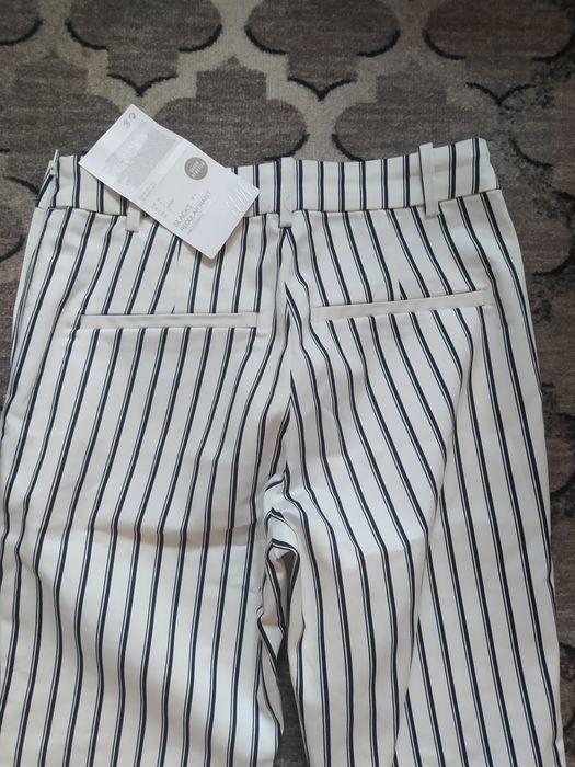 Spodnie cygaretki rurki materiałowe H&M w paczki biało czarne