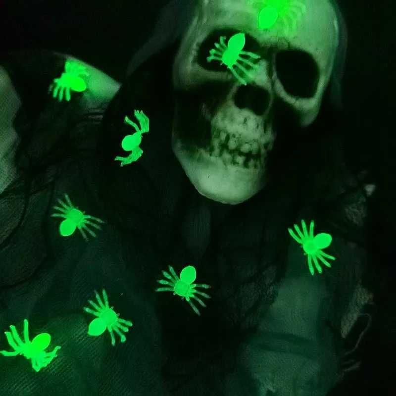 HALLOWEEN upiorne świecące PAJĄKI 50 szt.