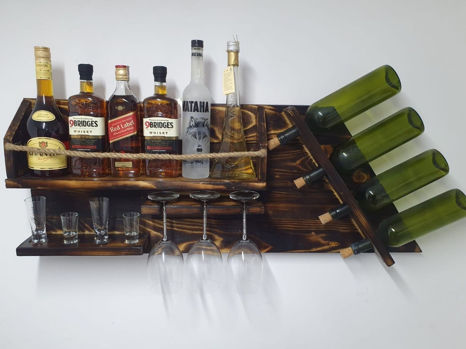 Elegancka drewniana półka na alkohole