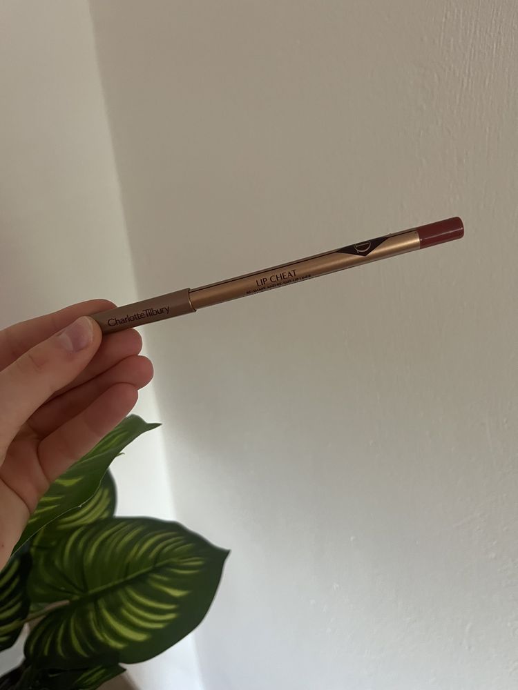 konturówka Charlotte Tilbury