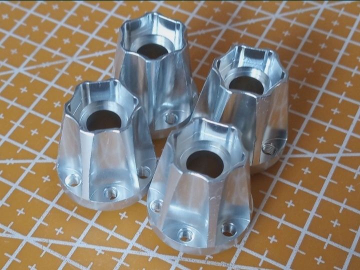 4 aluminiowe dystanse poszerzenia 22mm hex 12mm 1:10 TRX SCX MST REELY