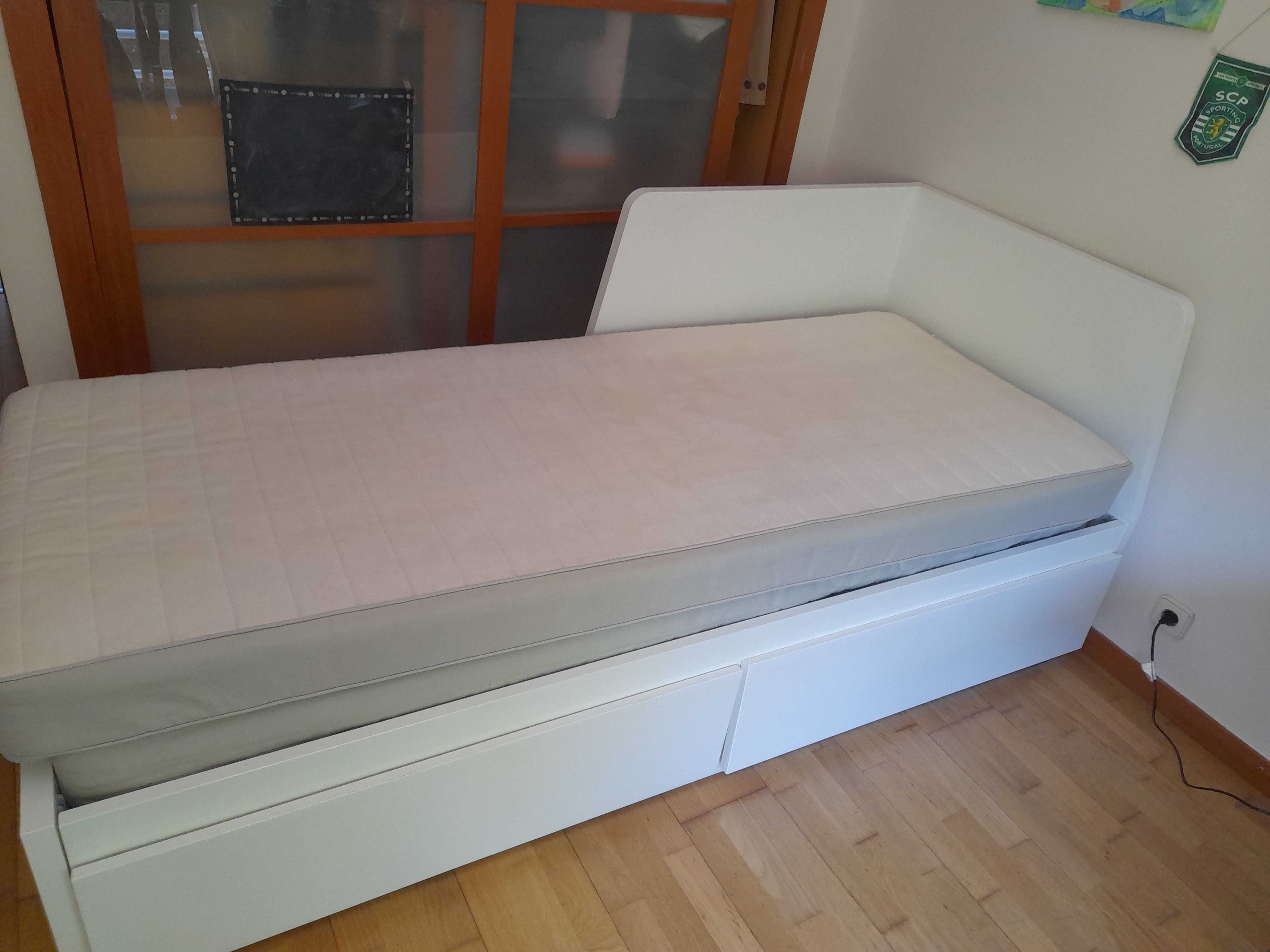 cama de criança IKEA com 2 colchôes