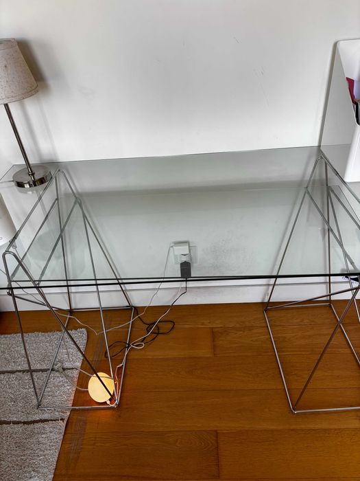 Secretária em Vidro Temperado – Design Moderno, Excelente Estado