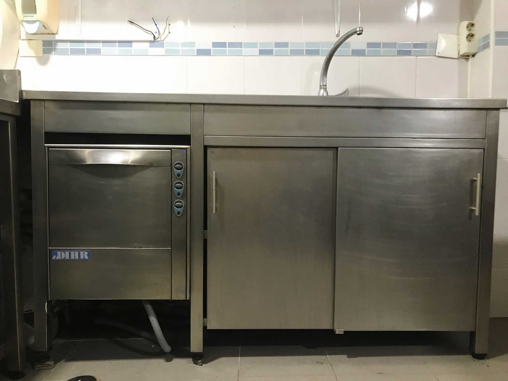 Balcão de inox com lavatório