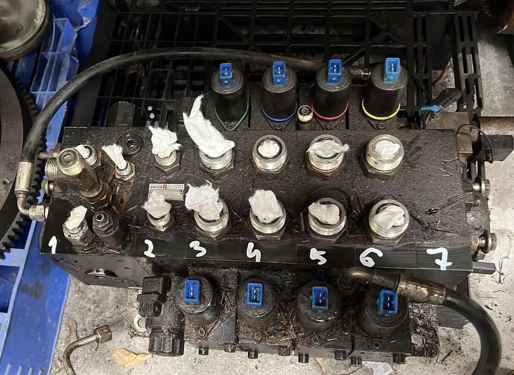 John Deere 3220 control valve rozdzielacz blok hydrauliczny Bucher