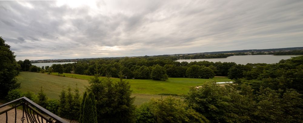 Pokoje z łazienkami i wyposażoną kuchnią w Chmielnie