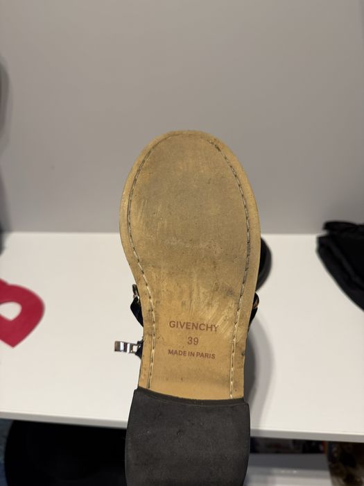 Чорні чоботи з золотою цепочкою