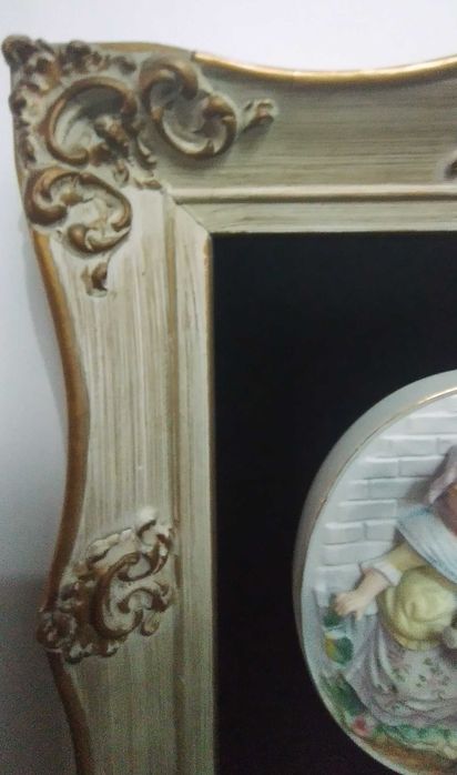 Escultura de casal em biscuit emoldurada (tondo)