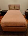 Cama semi nova com estrado e colchão