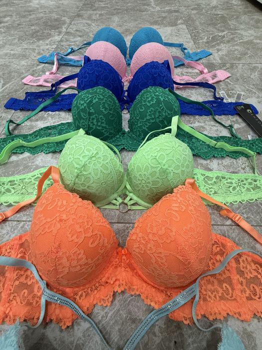 Бюстгальтера жіночі
