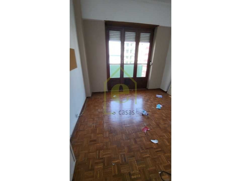T2 com varanda, em transversal à Av. dos Bons Amigos