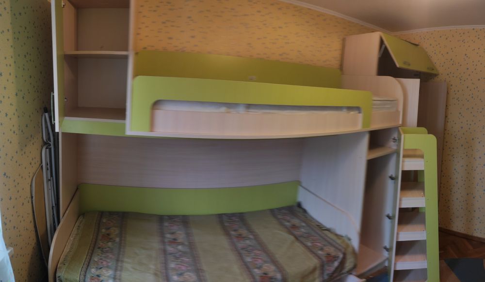 Дитяча спальня Двохповерхове ліжко Шафа Стіл Полиці
