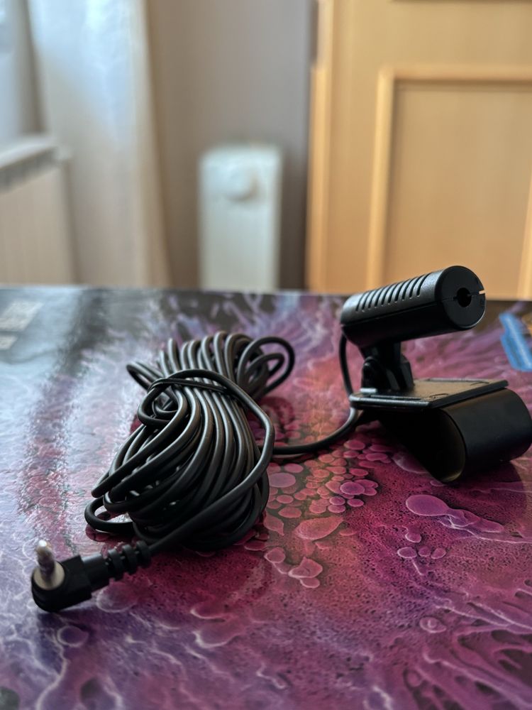 microfone externo pequeno com um um cabo com uma conexão P2