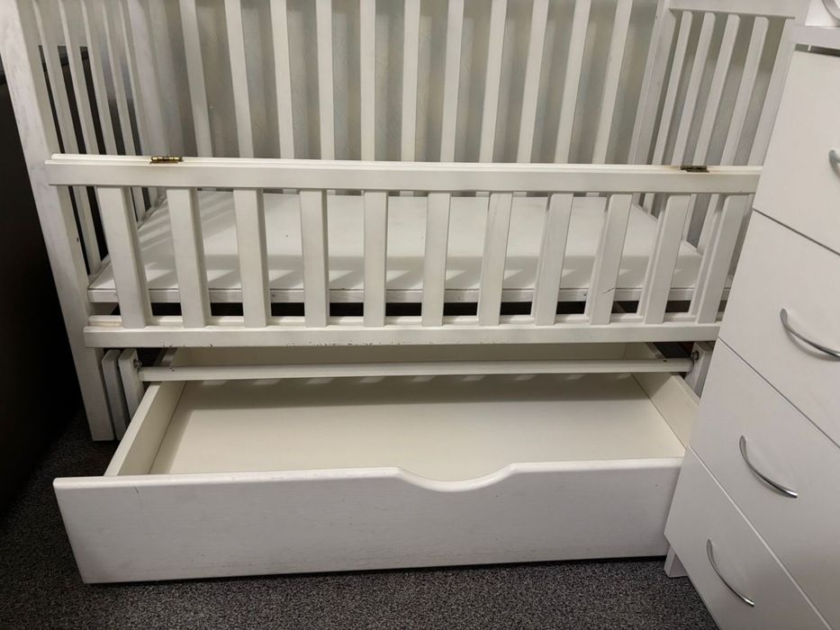 Продам дитячу кроватку, комод і матрас