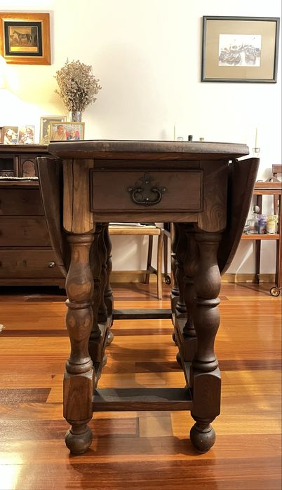 Mesa antiga em madeira maciça