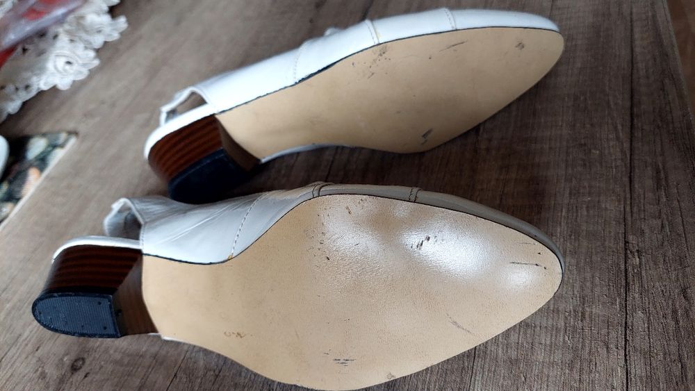 Sapatos brancos salto baixo