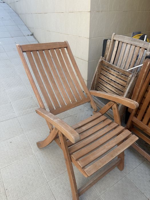 Cadeiras em madeira de jardim e mesa