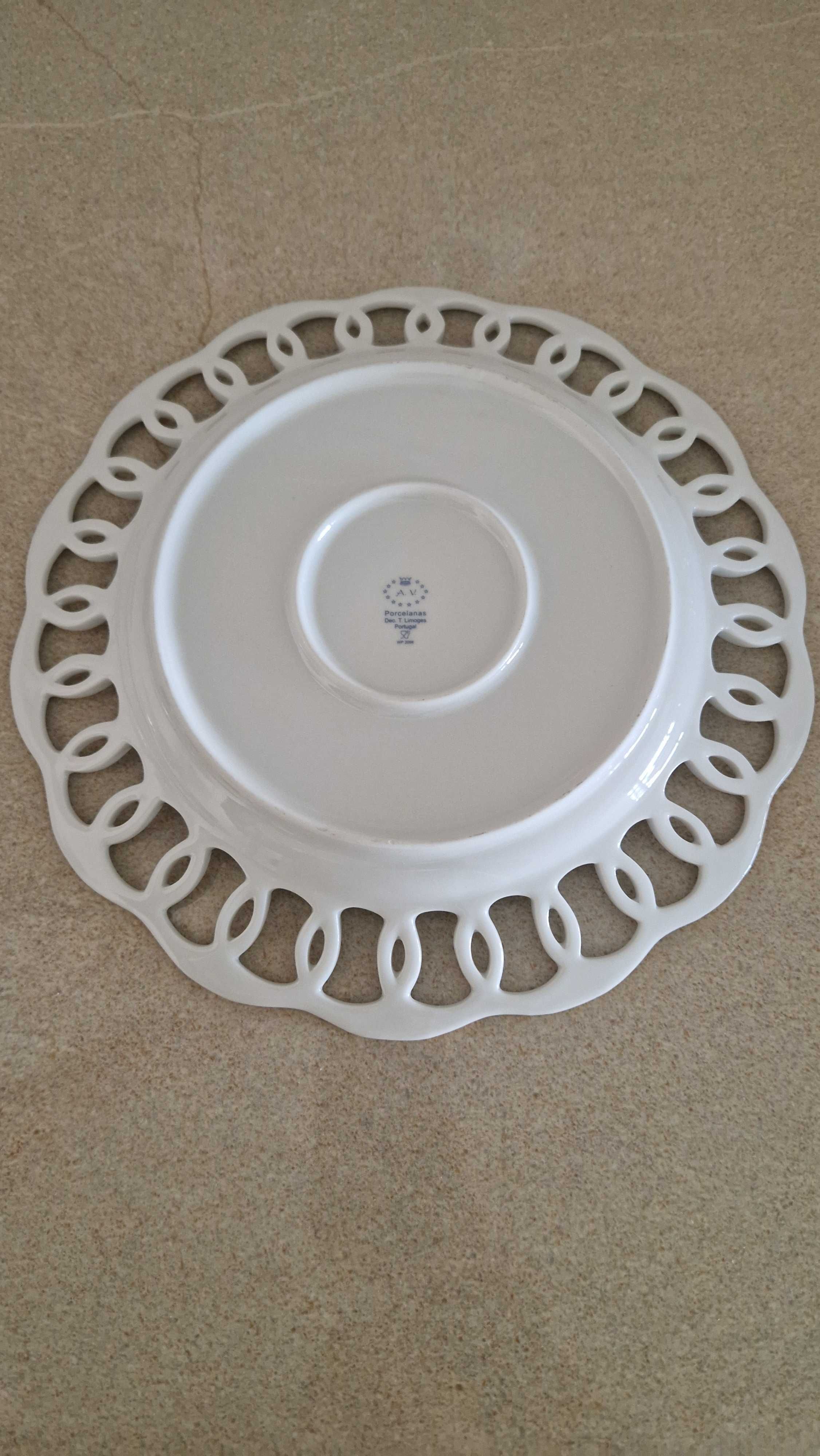 Prato decorativo de porcelana, T. Limoges, pintado à mão