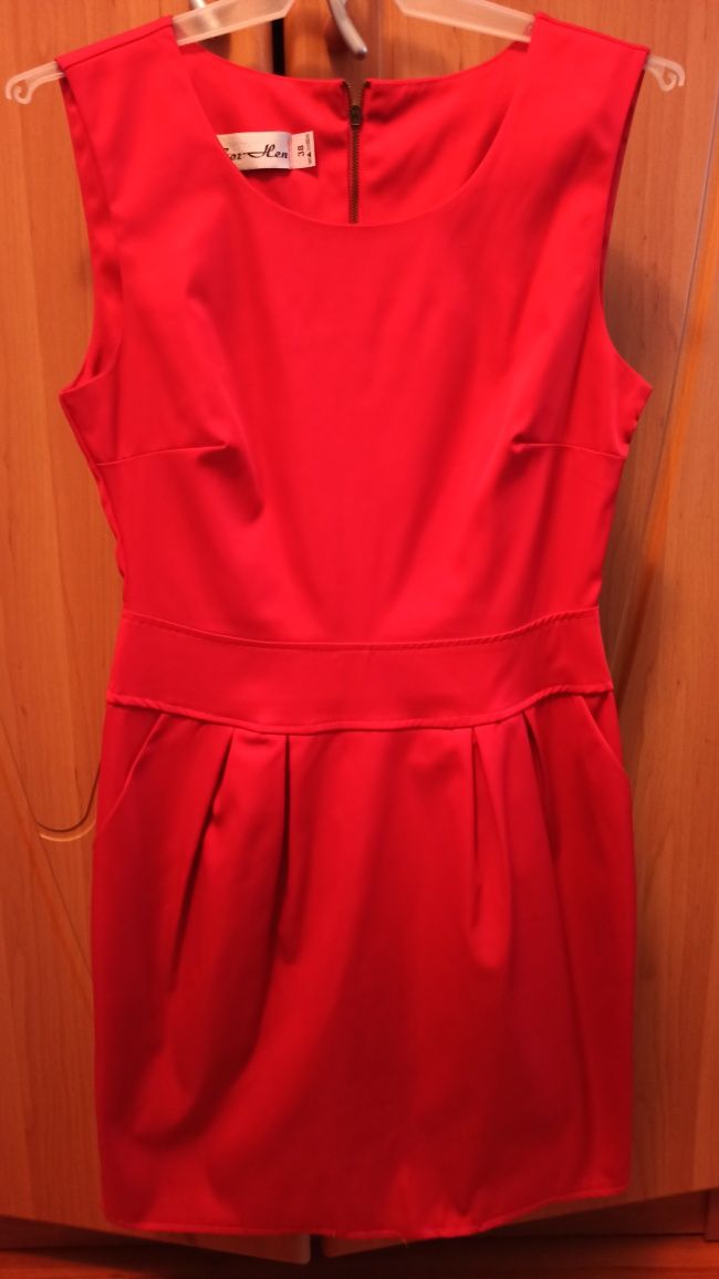Śliczna czerwona sukienka damska z kieszonkami rozmiar 38