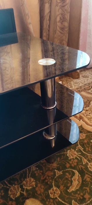 Szklany stolik pod telewizor