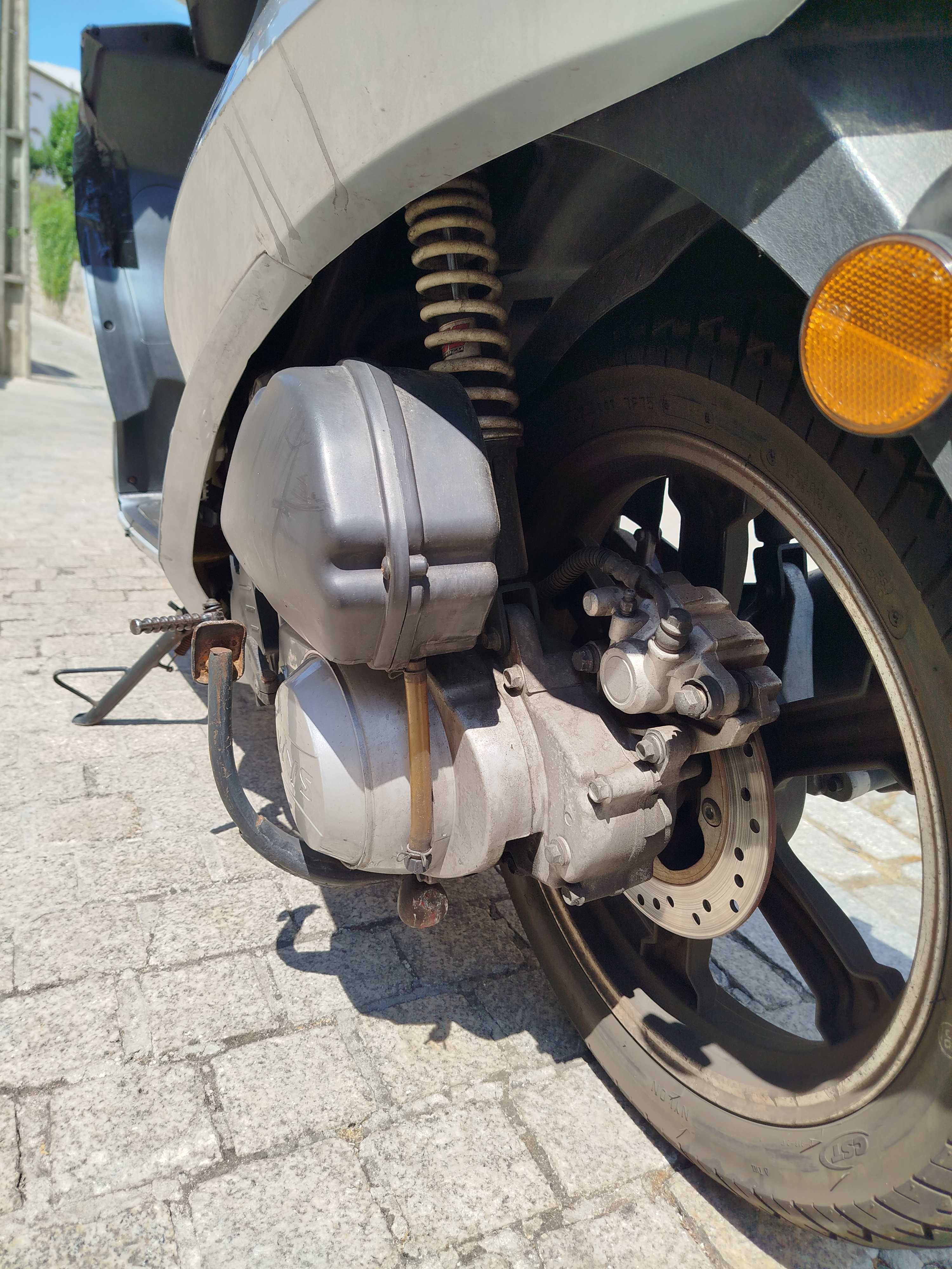 Scooter 125cc em Excelente Estado – Pronta a Andar!