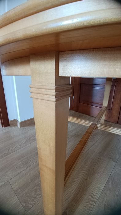 okrągły dębowy stół