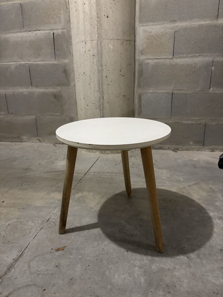 Mesa de apoio branca com pés cor de carvalho