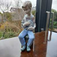 Porcelanowa figurka NAO Lladro chłopiec z chorym pieskiem