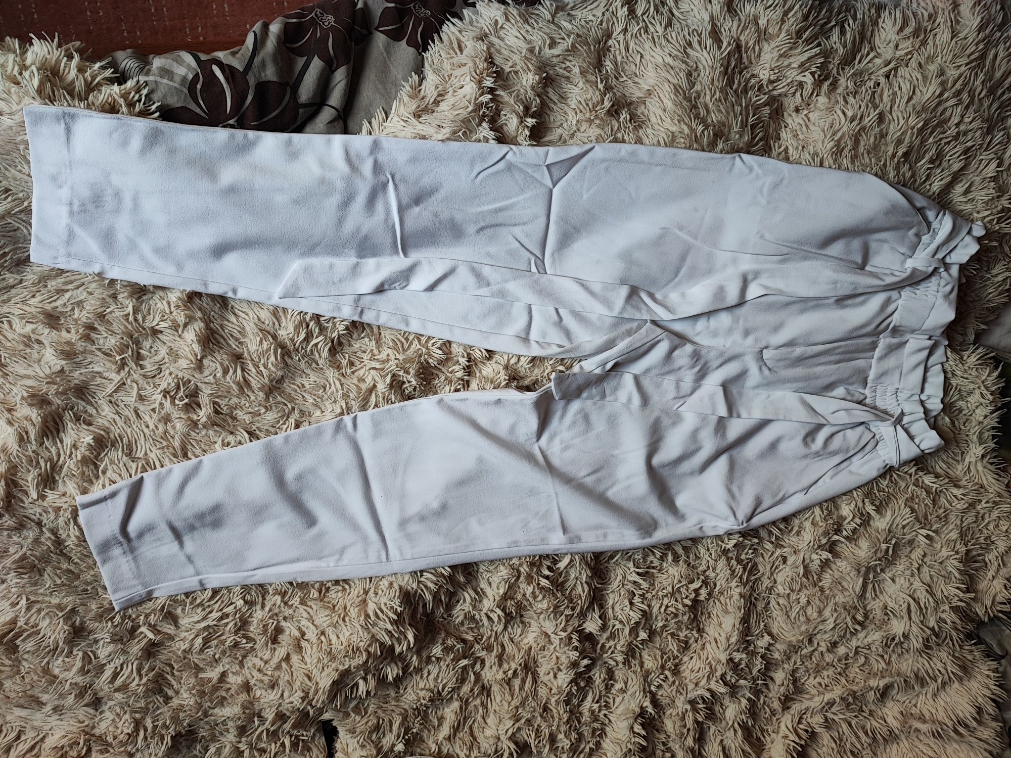 Śnieżnobiałe białe eleganckie spodnie do biura Reserved M 38